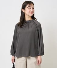 F1BGA33150 MK MICHEL KLEIN(小さいサイズ)(メゾン ドゥ サンク) 【小さいサイズ】フリルネックデザインサテンブラウス/前後2way/接触冷感/洗える キャメル