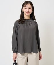 F1BGA33150 MK MICHEL KLEIN(小さいサイズ)(メゾン ドゥ サンク) 【小さいサイズ】フリルネックデザインサテンブラウス/前後2way/接触冷感/洗える ダークグレー