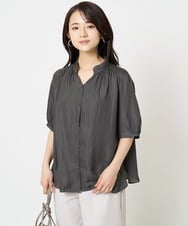 F1BGA53140 MK MICHEL KLEIN(小さいサイズ)(メゾン ドゥ サンク) 【小さいサイズ】フリルネックデザインサテンブラウス/接触冷感/洗える ダークグレー