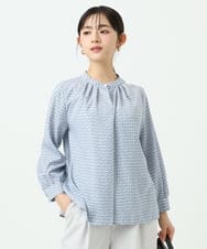 F1BGD21140 MK MICHEL KLEIN(小さいサイズ)(メゾン ドゥ サンク) 【小さいサイズ】幾何柄バンドカラーブラウス/洗濯機で洗える ライトブルー