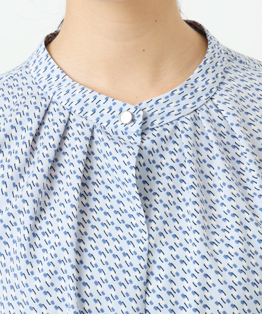 F1BGD21140 MK MICHEL KLEIN(小さいサイズ)(メゾン ドゥ サンク) 【小さいサイズ】幾何柄バンドカラーブラウス/洗濯機で洗える ライトブルー