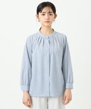 F1BGD21140 MK MICHEL KLEIN(小さいサイズ)(メゾン ドゥ サンク) 【小さいサイズ】幾何柄バンドカラーブラウス/洗濯機で洗える ライトブルー