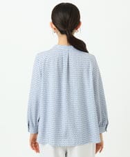 F1BGD21140 MK MICHEL KLEIN(小さいサイズ)(メゾン ドゥ サンク) 【小さいサイズ】幾何柄バンドカラーブラウス/洗濯機で洗える ライトブルー