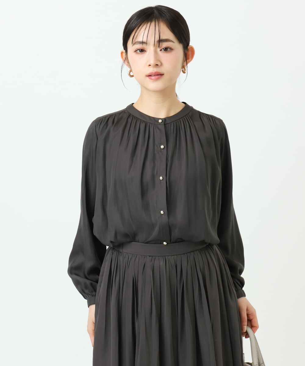 F1BGD35140 MK MICHEL KLEIN(小さいサイズ)(メゾン ドゥ サンク) 【小さいサイズ】バンドカラーサテンブラウス/接触冷感/UVカット/洗える ダークグレー