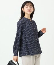 F1BGD39150 MK MICHEL KLEIN(小さいサイズ)(メゾン ドゥ サンク) 【小さいサイズ】ミニトライアングル幾何柄ブラウス/接触冷感/UVカット/洗濯機で洗える ネイビー