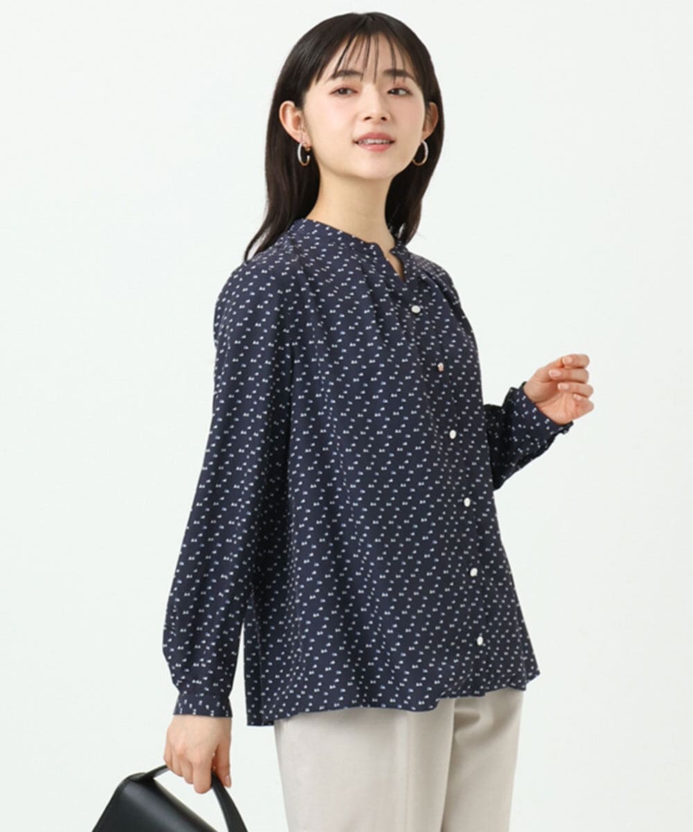 F1BGD39150 MK MICHEL KLEIN(小さいサイズ)(メゾン ドゥ サンク) 【小さいサイズ】ミニトライアングル幾何柄ブラウス/接触冷感/UVカット/洗濯機で洗える ネイビー