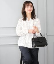 F1BGD39150 MK MICHEL KLEIN(小さいサイズ)(メゾン ドゥ サンク) 【小さいサイズ】ミニトライアングル幾何柄ブラウス/接触冷感/UVカット/洗濯機で洗える ネイビー