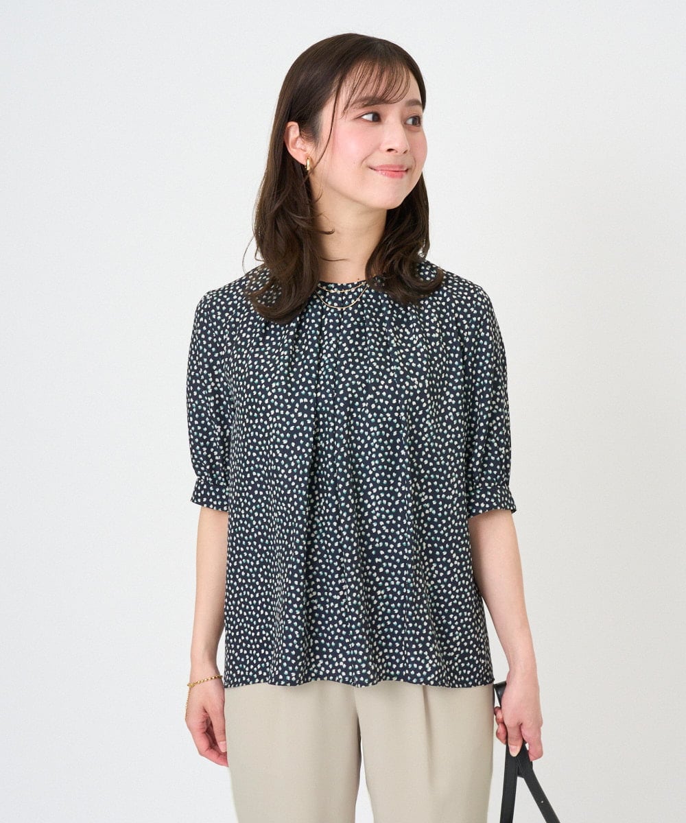 F1BGD42150 MK MICHEL KLEIN(小さいサイズ)(メゾン ドゥ サンク) 【小さいサイズ】フラワーモチーフプリントブラウス/接触冷感/UVカット/洗濯機で洗える ネイビー