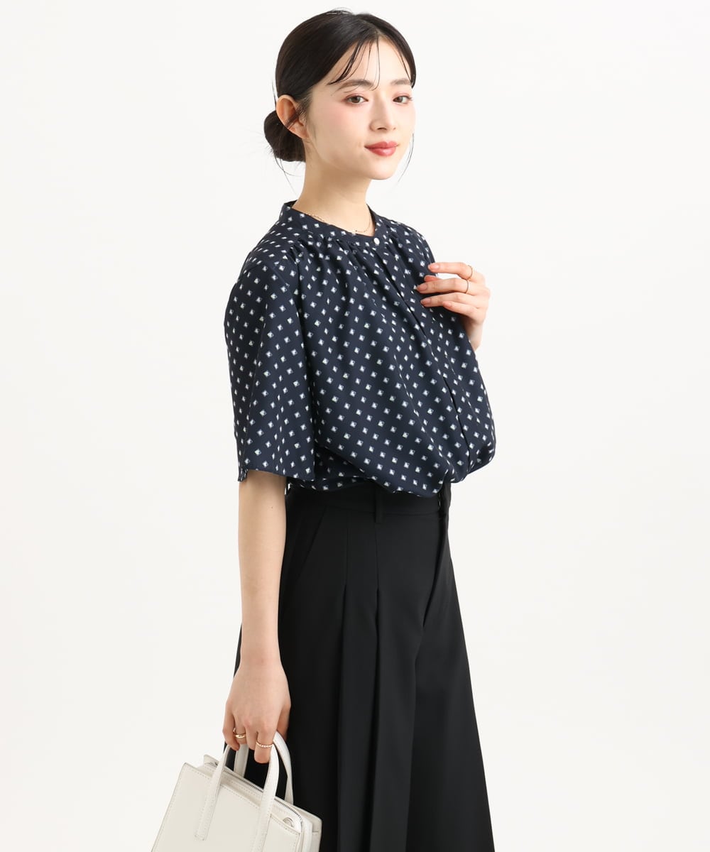 F1BGD51150 MK MICHEL KLEIN(小さいサイズ)(メゾン ドゥ サンク) 【小さいサイズ】[UVカット/接触冷感/洗濯機で洗える]フレアスリーブ幾何柄ブラウス ネイビー