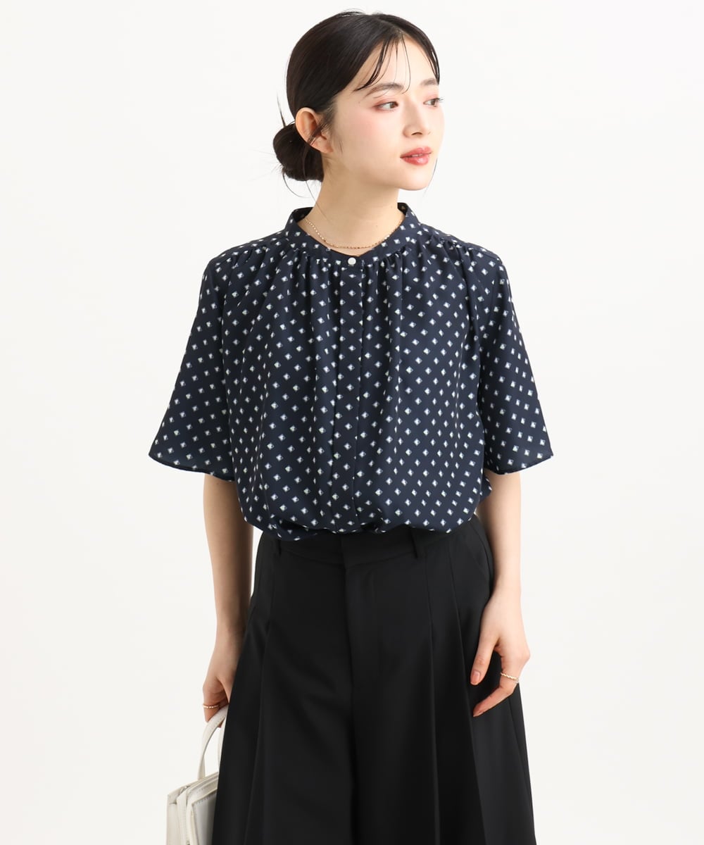 F1BGD51150 MK MICHEL KLEIN(小さいサイズ)(メゾン ドゥ サンク) 【小さいサイズ】[UVカット/接触冷感/洗濯機で洗える]フレアスリーブ幾何柄ブラウス ネイビー