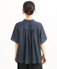 F1BGD51150 MK MICHEL KLEIN(小さいサイズ)(メゾン ドゥ サンク) 【小さいサイズ】[UVカット/接触冷感/洗濯機で洗える]フレアスリーブ幾何柄ブラウス ネイビー