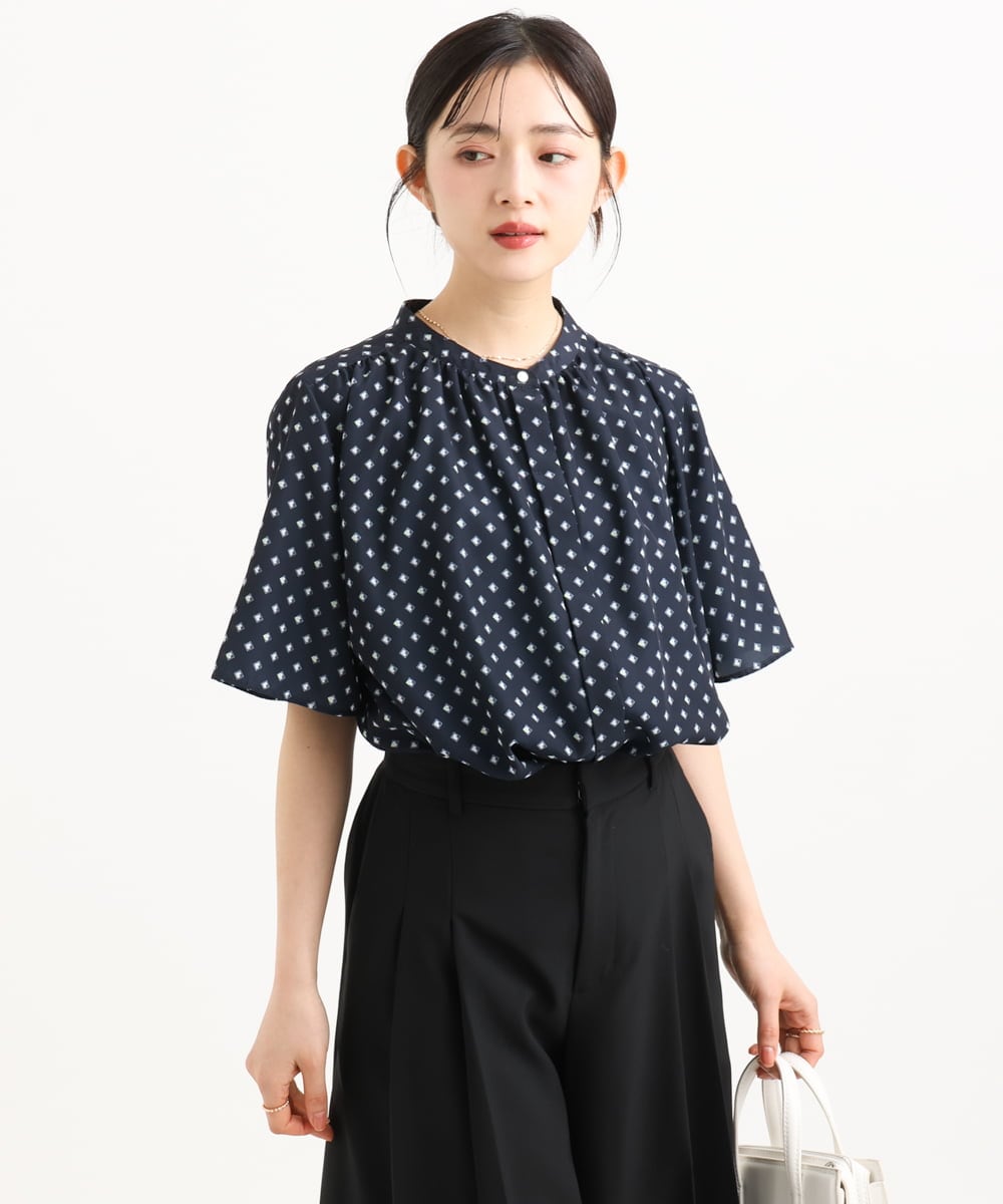 F1BGD51150 MK MICHEL KLEIN(小さいサイズ)(メゾン ドゥ サンク) 【小さいサイズ】[UVカット/接触冷感/洗濯機で洗える]フレアスリーブ幾何柄ブラウス ネイビー