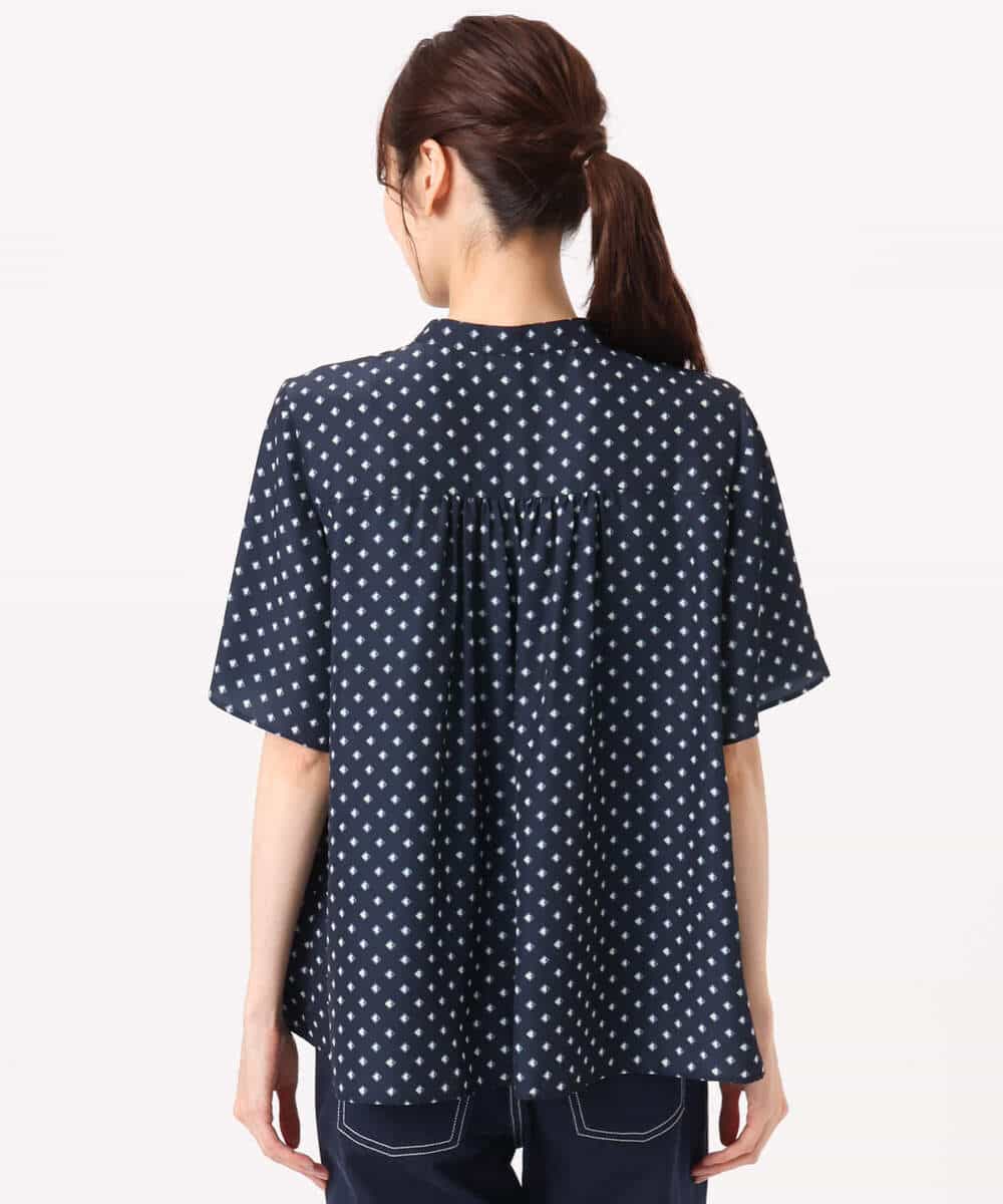 F1BGD51150 MK MICHEL KLEIN(小さいサイズ)(メゾン ドゥ サンク) 【小さいサイズ】[UVカット/接触冷感/洗濯機で洗える]フレアスリーブ幾何柄ブラウス ネイビー