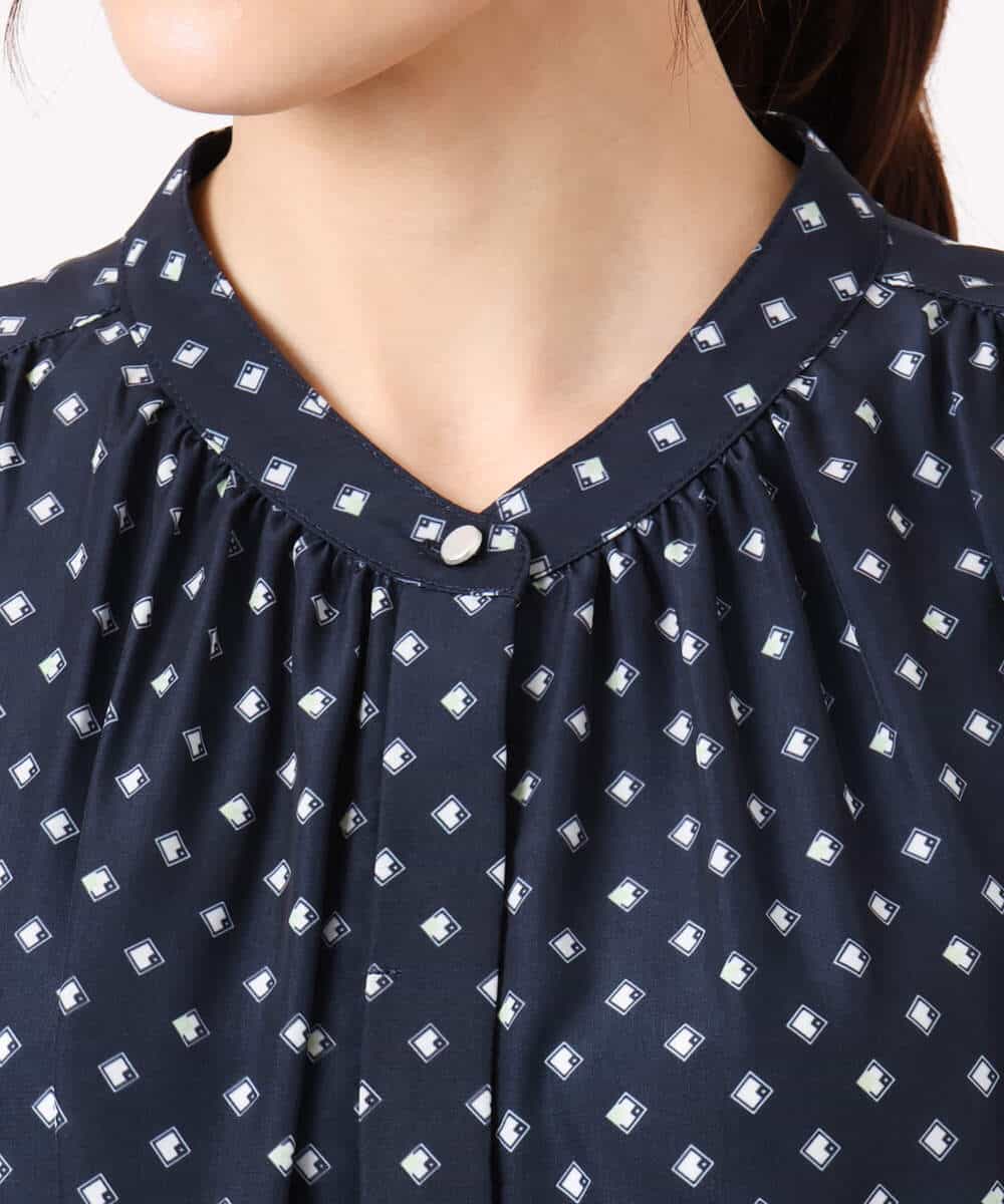 F1BGD51150 MK MICHEL KLEIN(小さいサイズ)(メゾン ドゥ サンク) 【小さいサイズ】[UVカット/接触冷感/洗濯機で洗える]フレアスリーブ幾何柄ブラウス ネイビー