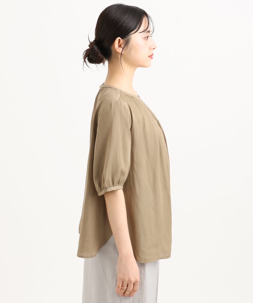 F1BGD53140 MK MICHEL KLEIN(小さいサイズ)(メゾン ドゥ サンク) 【小さいサイズ】[UVカット/接触冷感/洗える]サテン フロントタックデザインブラウス ベージュ