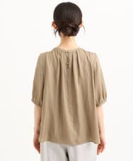F1BGD53140 MK MICHEL KLEIN(小さいサイズ)(メゾン ドゥ サンク) 【小さいサイズ】[UVカット/接触冷感/洗える]サテン フロントタックデザインブラウス ベージュ