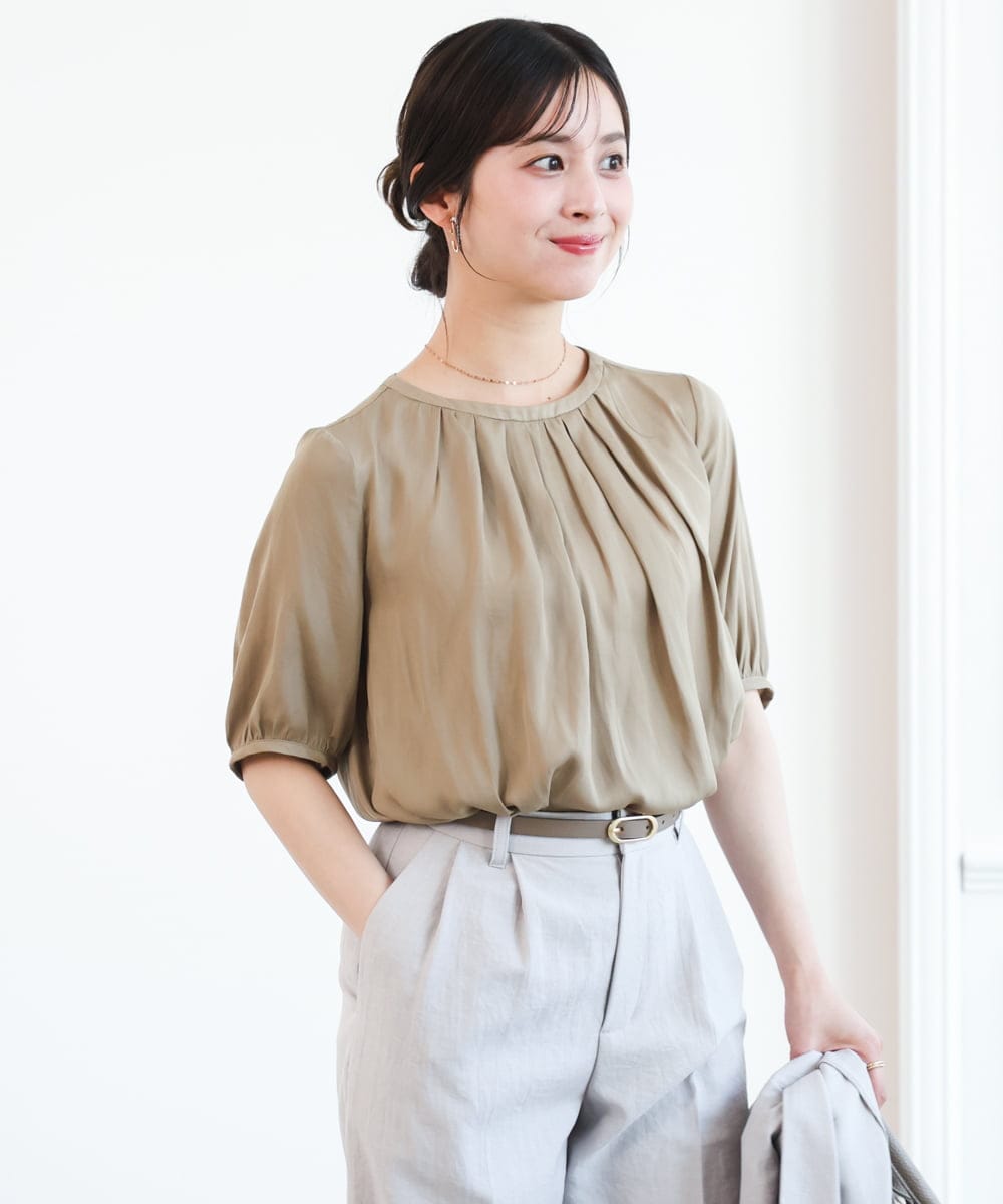 F1BGD53140 MK MICHEL KLEIN(小さいサイズ)(メゾン ドゥ サンク) 【小さいサイズ】[UVカット/接触冷感/洗える]サテン フロントタックデザインブラウス ベージュ