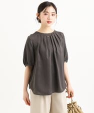 F1BGD53140 MK MICHEL KLEIN(小さいサイズ)(メゾン ドゥ サンク) 【小さいサイズ】[UVカット/接触冷感/洗える]サテン フロントタックデザインブラウス ベージュ