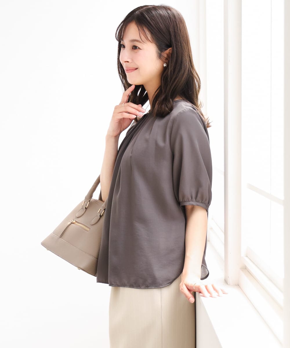 F1BGD53140 MK MICHEL KLEIN(小さいサイズ)(メゾン ドゥ サンク) 【小さいサイズ】[UVカット/接触冷感/洗える]サテン フロントタックデザインブラウス ベージュ