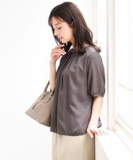 F1BGD53140 MK MICHEL KLEIN(小さいサイズ)(メゾン ドゥ サンク) 【小さいサイズ】[UVカット/接触冷感/洗える]サテン フロントタックデザインブラウス ダークグレー