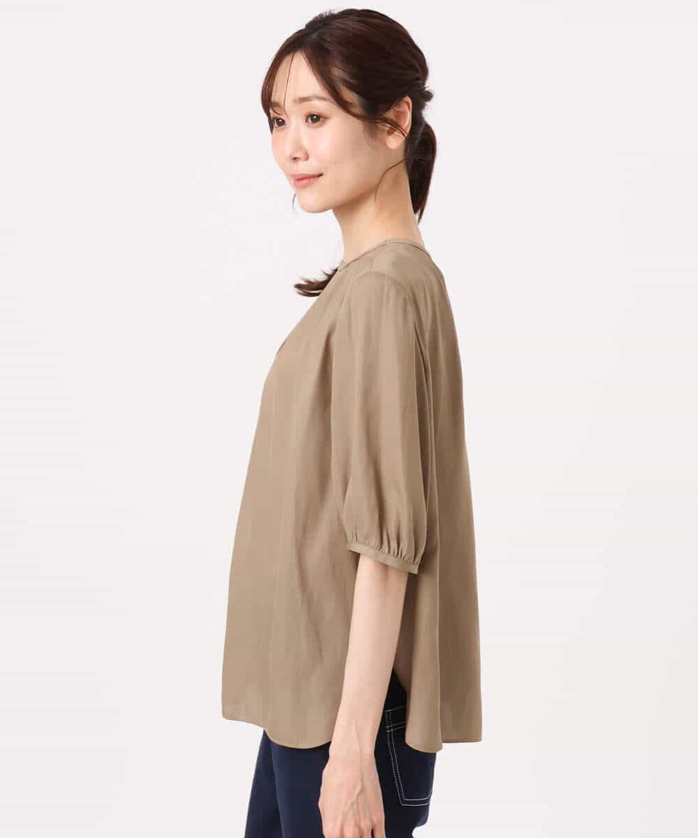 F1BGD53140 MK MICHEL KLEIN(小さいサイズ)(メゾン ドゥ サンク) 【小さいサイズ】[UVカット/接触冷感/洗える]サテン フロントタックデザインブラウス ベージュ