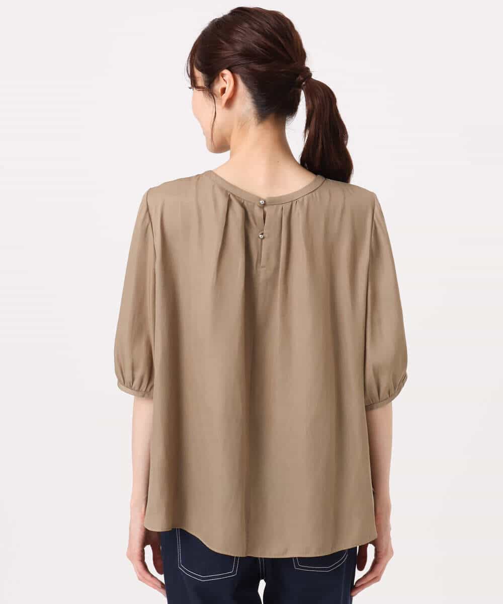 F1BGD53140 MK MICHEL KLEIN(小さいサイズ)(メゾン ドゥ サンク) 【小さいサイズ】[UVカット/接触冷感/洗える]サテン フロントタックデザインブラウス ベージュ