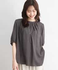 F1BGD53140 MK MICHEL KLEIN(小さいサイズ)(メゾン ドゥ サンク) 【小さいサイズ】[UVカット/接触冷感/洗える]サテン フロントタックデザインブラウス ダークグレー