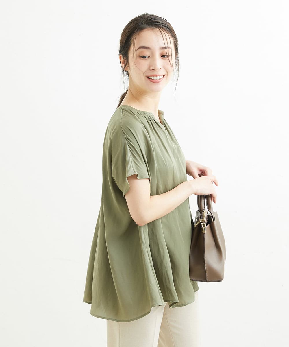 F1BGS57120 MK MICHEL KLEIN(小さいサイズ)(メゾン ドゥ サンク) 【小さいサイズ】サテン地ギャザーデザインブラウス/洗える カーキ