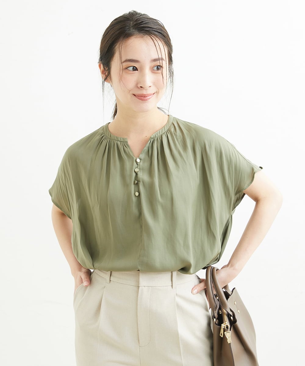 F1BGS57120 MK MICHEL KLEIN(小さいサイズ)(メゾン ドゥ サンク) 【小さいサイズ】サテン地ギャザーデザインブラウス/洗える カーキ
