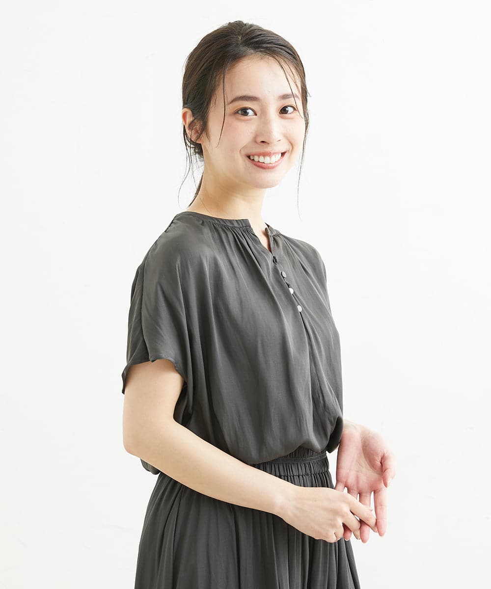 F1BGS57120 MK MICHEL KLEIN(小さいサイズ)(メゾン ドゥ サンク) 【小さいサイズ】サテン地ギャザーデザインブラウス/洗える カーキ