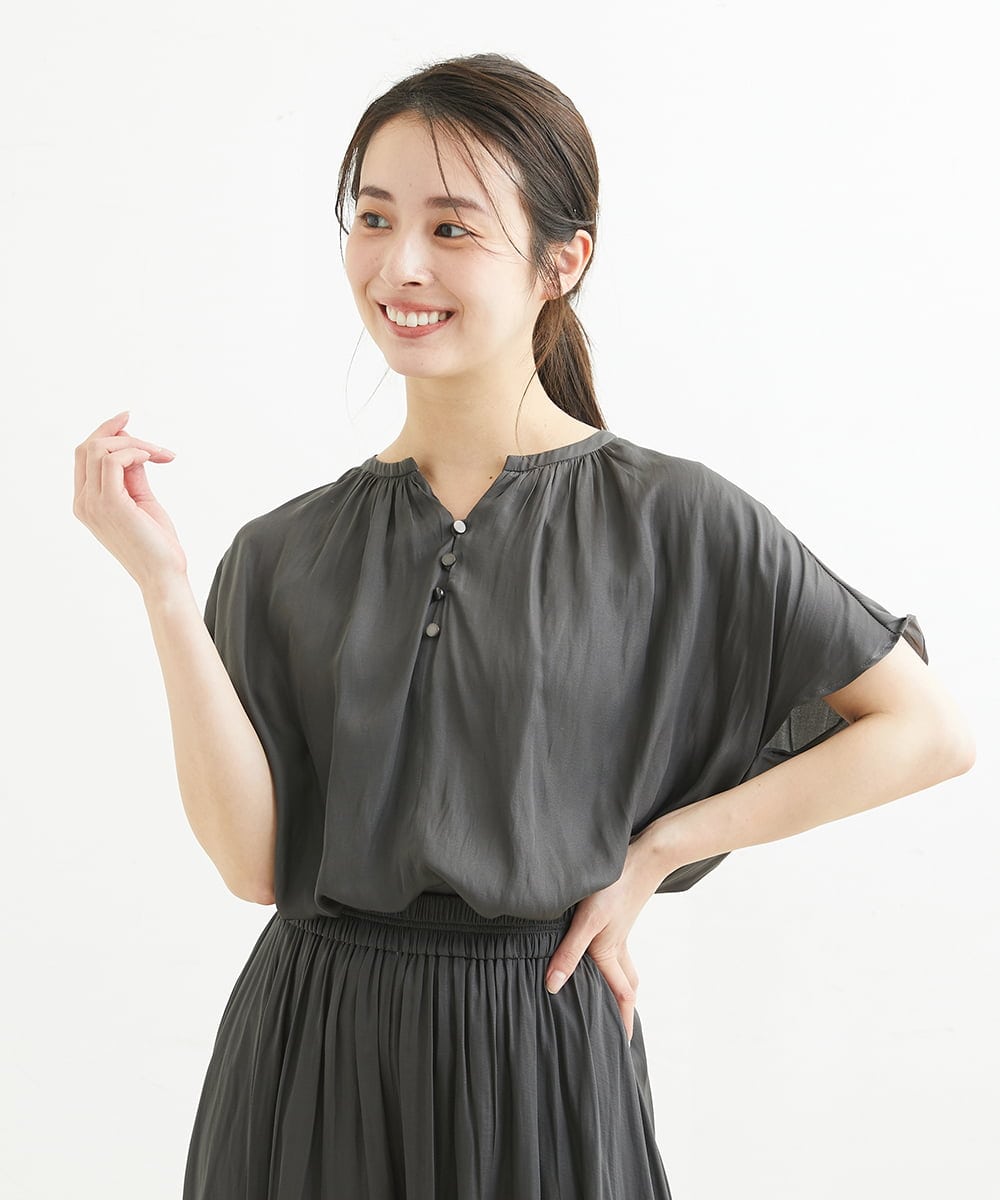 F1BGS57120 MK MICHEL KLEIN(小さいサイズ)(メゾン ドゥ サンク) 【小さいサイズ】サテン地ギャザーデザインブラウス/洗える ダークグレー