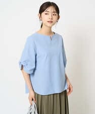 F1BHA60140 MK MICHEL KLEIN(小さいサイズ)(メゾン ドゥ サンク) 【小さいサイズ】キーネックデザインブラウス/撥水/UVカット/洗える/セットアップ対応 ブルー