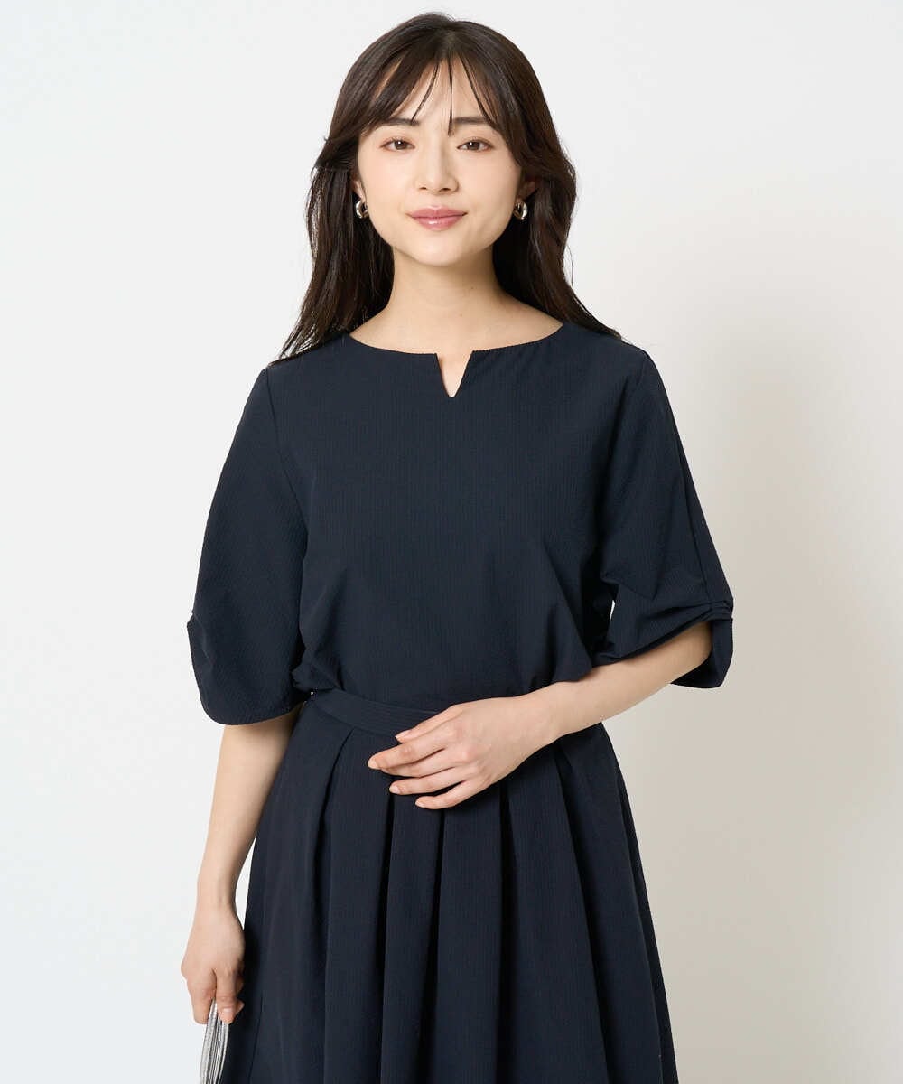 F1BHA60140 MK MICHEL KLEIN(小さいサイズ)(メゾン ドゥ サンク) 【小さいサイズ】キーネックデザインブラウス/撥水/UVカット/洗える/セットアップ対応 ネイビー