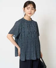F1BHA67150 MK MICHEL KLEIN(小さいサイズ)(メゾン ドゥ サンク) 【小さいサイズ】ランダムドット柄プリーツブラウス/洗える ネイビー