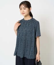 F1BHA67150 MK MICHEL KLEIN(小さいサイズ)(メゾン ドゥ サンク) 【小さいサイズ】ランダムドット柄プリーツブラウス/洗える ホワイト