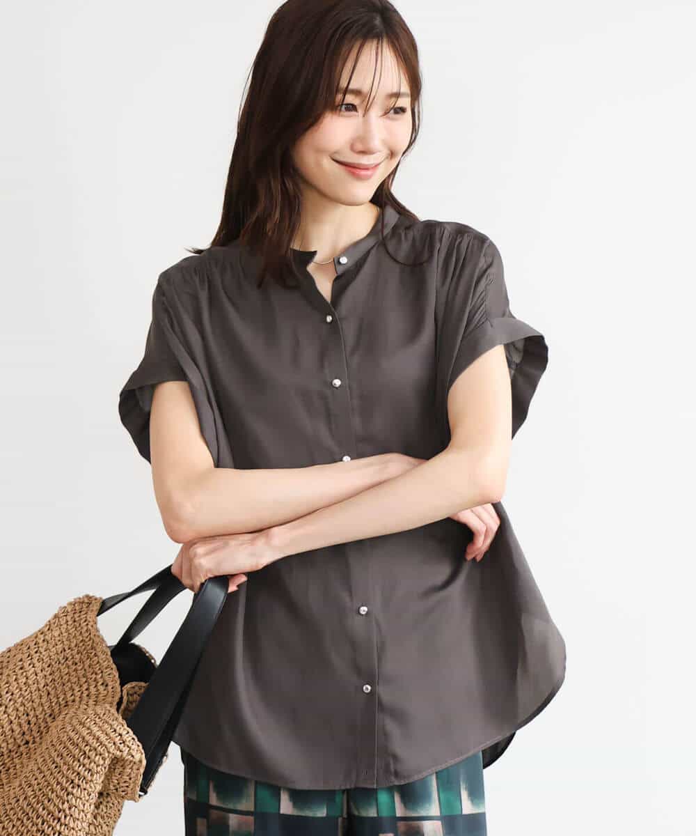 F1BHD67140 MK MICHEL KLEIN(小さいサイズ)(メゾン ドゥ サンク) 【小さいサイズ】[UVカット/接触冷感/洗える]バンドカラーサテンブラウス ダークグレー