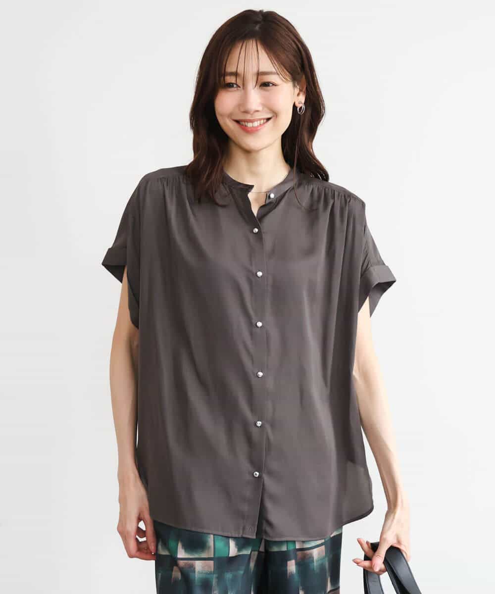 F1BHD67140 MK MICHEL KLEIN(小さいサイズ)(メゾン ドゥ サンク) 【小さいサイズ】[UVカット/接触冷感/洗える]バンドカラーサテンブラウス ダークグレー