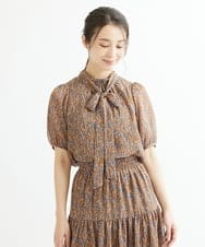 F1BIS04130 MK MICHEL KLEIN(小さいサイズ)(メゾン ドゥ サンク) 【小さいサイズ】リボンタイ付きボタニカル柄シフォンブラウス/洗える ブラウン