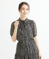 F1BIS04130 MK MICHEL KLEIN(小さいサイズ)(メゾン ドゥ サンク) 【小さいサイズ】リボンタイ付きボタニカル柄シフォンブラウス/洗える ブラウン
