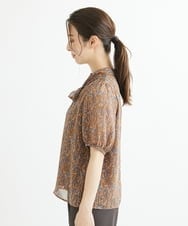 F1BIS04130 MK MICHEL KLEIN(小さいサイズ)(メゾン ドゥ サンク) 【小さいサイズ】リボンタイ付きボタニカル柄シフォンブラウス/洗える ブラウン