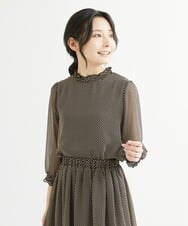 F1BIS05130 MK MICHEL KLEIN(小さいサイズ)(メゾン ドゥ サンク) 【小さいサイズ】シャーリングデザイン幾何柄プリントブラウス/洗える ワイン