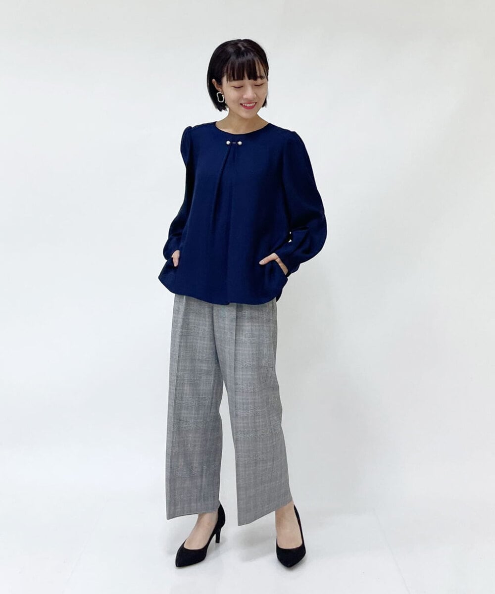 F1BJP38130 MK MICHEL KLEIN(小さいサイズ)(メゾン ドゥ サンク) 【小さいサイズ】パールピン付きブラウス/洗える ネイビー