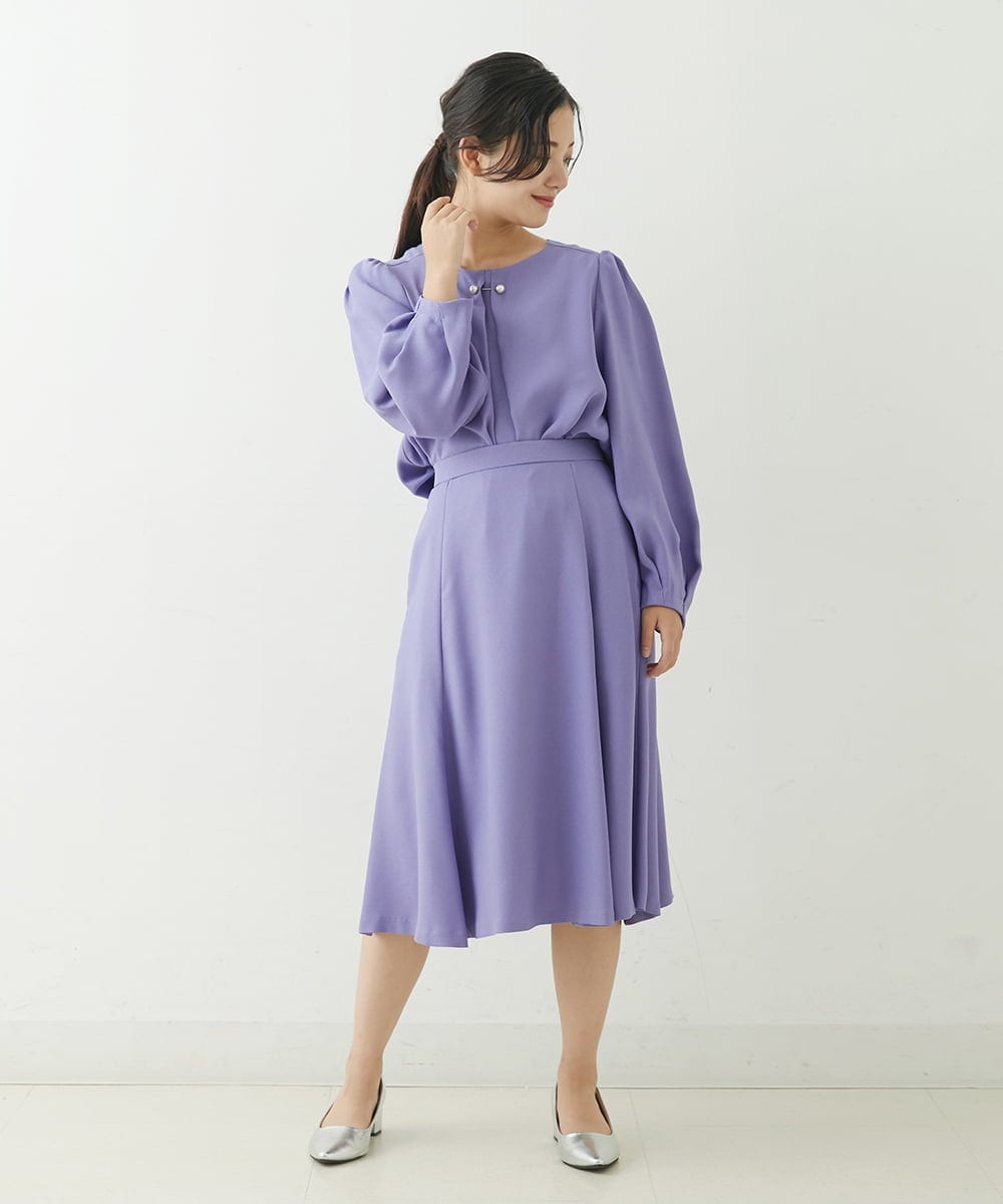 F1BJP38130 MK MICHEL KLEIN(小さいサイズ)(メゾン ドゥ サンク) 【小さいサイズ】パールピン付きブラウス/洗える ネイビー