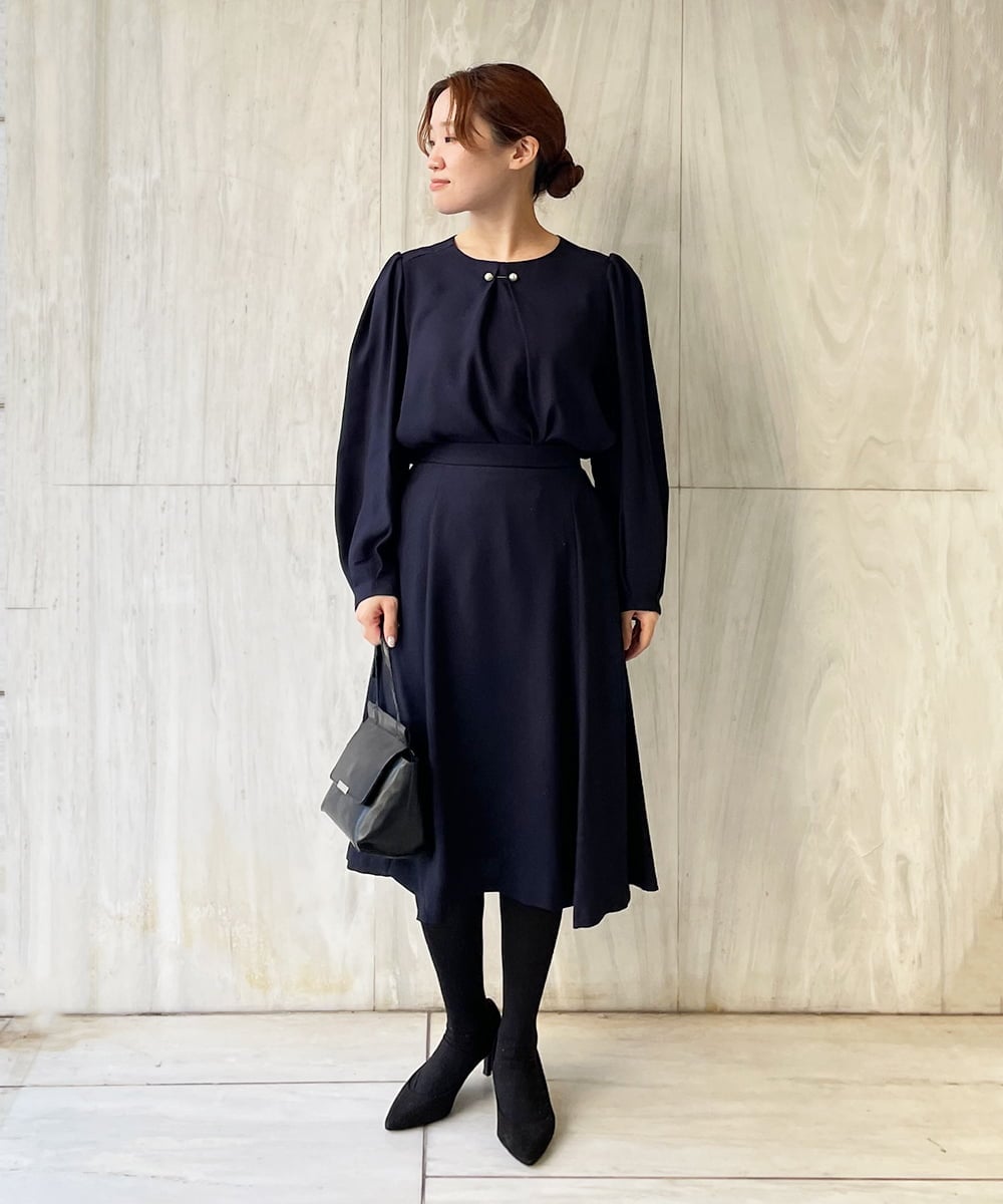 F1BJP38130 MK MICHEL KLEIN(小さいサイズ)(メゾン ドゥ サンク) 【小さいサイズ】パールピン付きブラウス/洗える ネイビー
