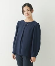 F1BJP38130 MK MICHEL KLEIN(小さいサイズ)(メゾン ドゥ サンク) 【小さいサイズ】パールピン付きブラウス/洗える ネイビー
