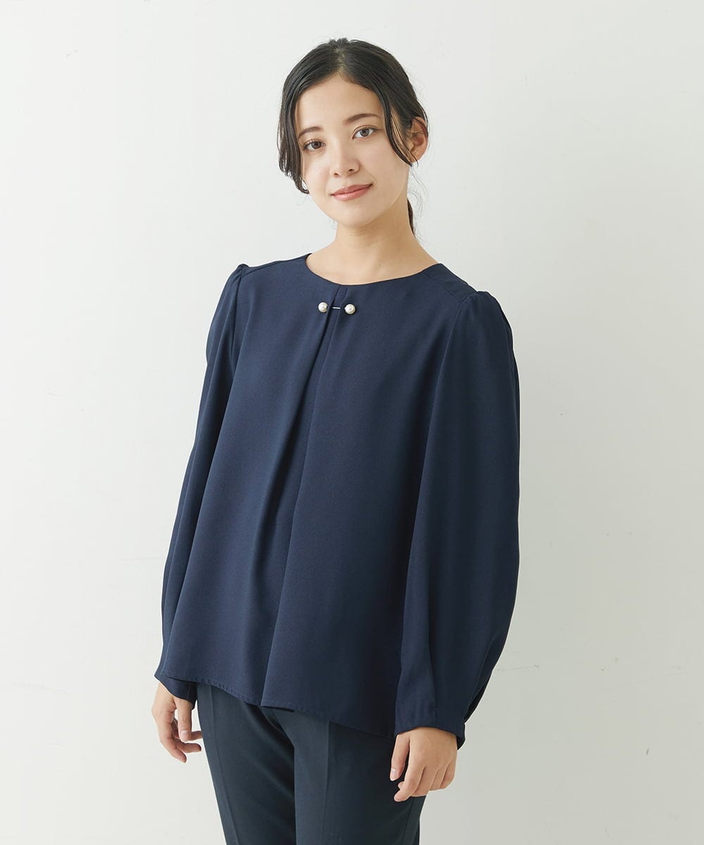 F1BJP38130 MK MICHEL KLEIN(小さいサイズ)(メゾン ドゥ サンク) 【小さいサイズ】パールピン付きブラウス/洗える ネイビー