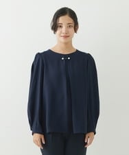 F1BJP38130 MK MICHEL KLEIN(小さいサイズ)(メゾン ドゥ サンク) 【小さいサイズ】パールピン付きブラウス/洗える ネイビー