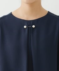 F1BJP38130 MK MICHEL KLEIN(小さいサイズ)(メゾン ドゥ サンク) 【小さいサイズ】パールピン付きブラウス/洗える ネイビー