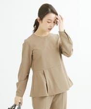 F1BJS34130 MK MICHEL KLEIN(小さいサイズ)(メゾン ドゥ サンク) 【小さいサイズ】ペプラムシルエットブラウス/洗える モカ