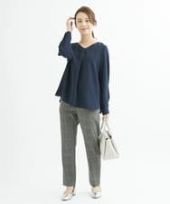 F1BJU33130 MK MICHEL KLEIN(小さいサイズ)(メゾン ドゥ サンク) 【小さいサイズ】タックVネックブラウス/洗える ネイビー